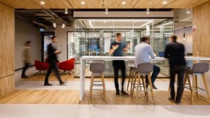 Esnek mobilyalarla dönüşebilen ortak alanlar örneği